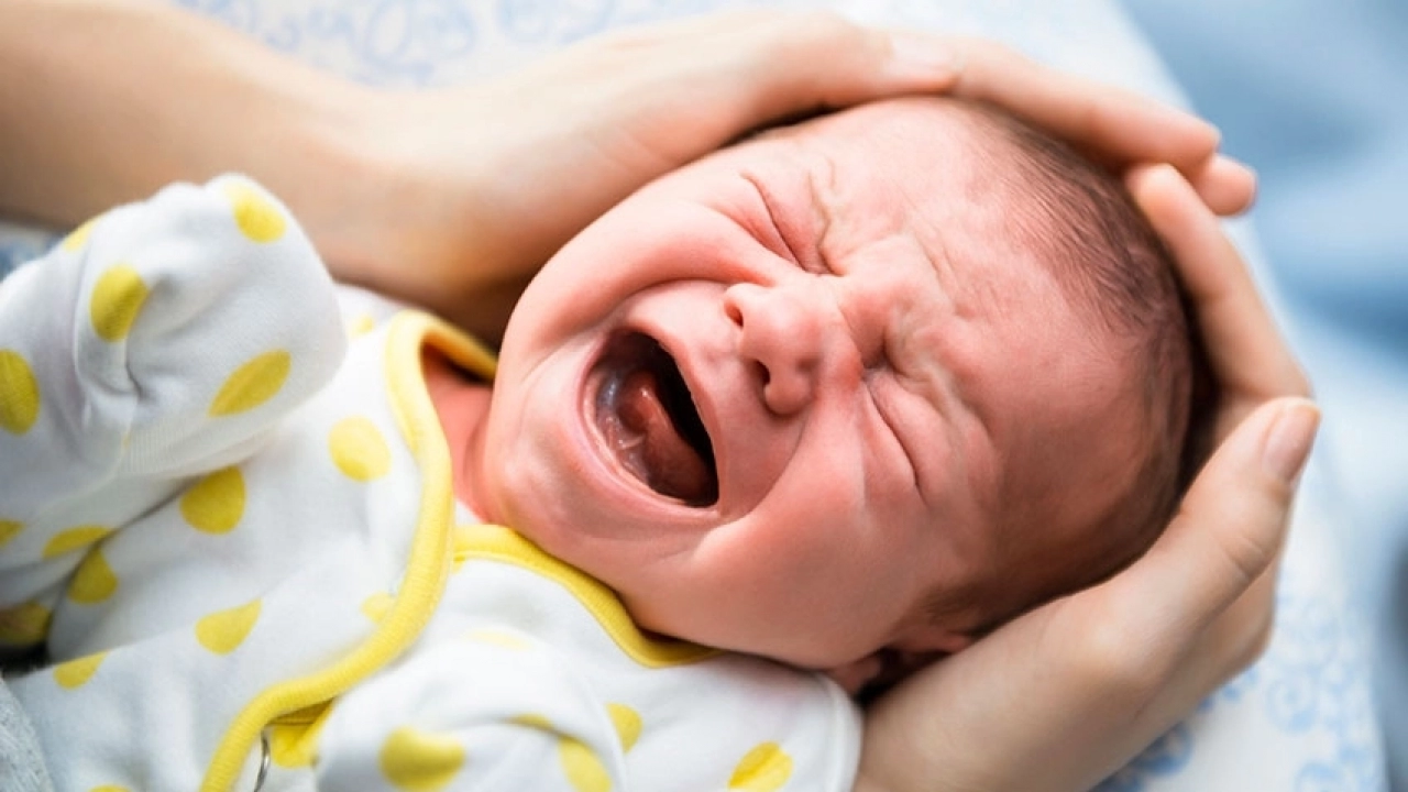 Sürekli ağlayan bebek hamile kadınlar kulübü'nde